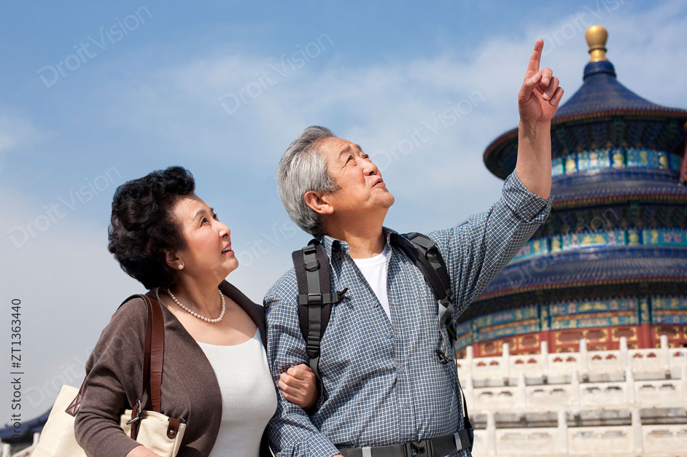 老年夫妇在天坛旅游图片