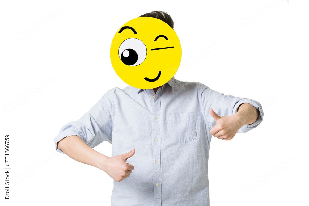 年轻男子戴着一张眨眼睛的卡通脸竖起大拇指图片