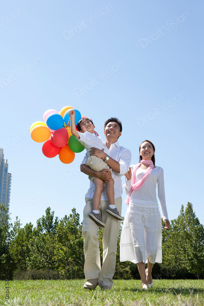 一家三口在草地上图片