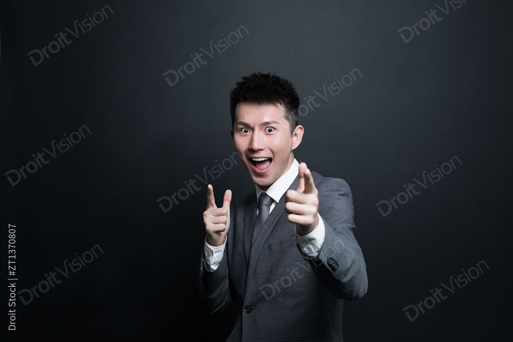 兴奋的商务男士图片