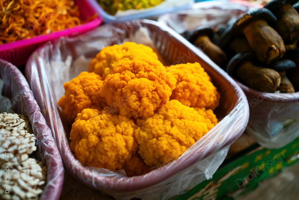 云南农贸市场的菌菇金耳图片