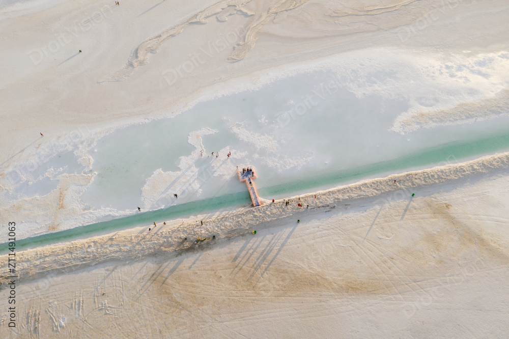 航拍中国青海东台吉乃尔湖风景图片