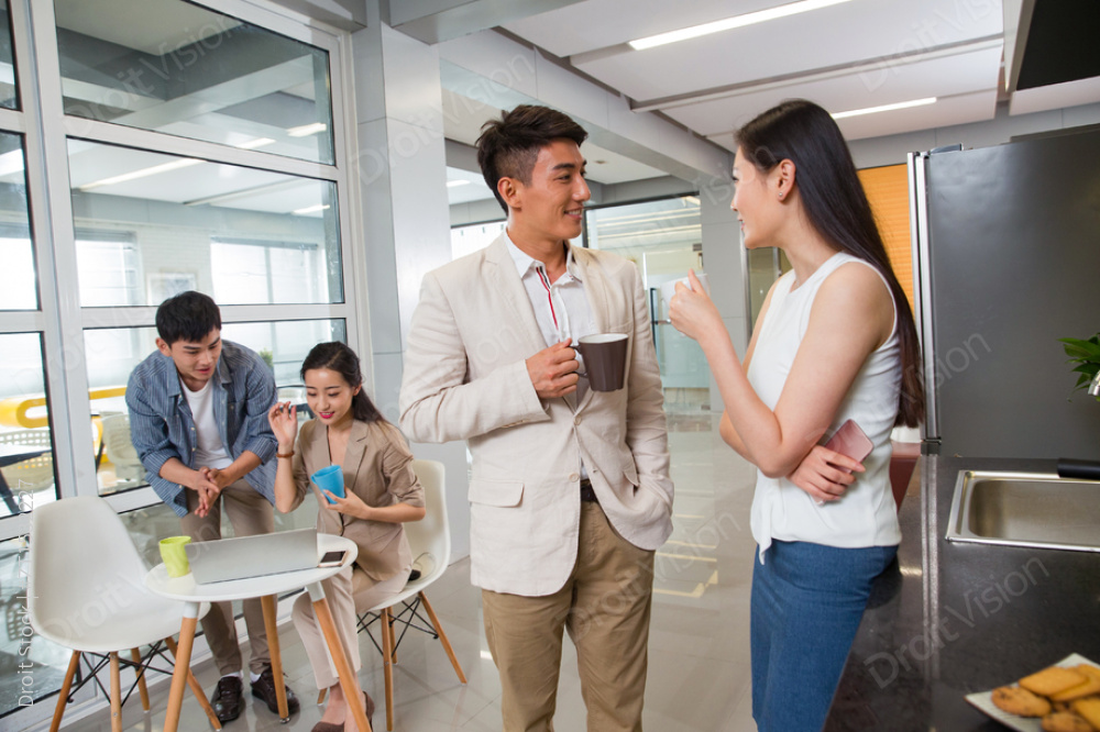 商务青年男女在茶水间图片