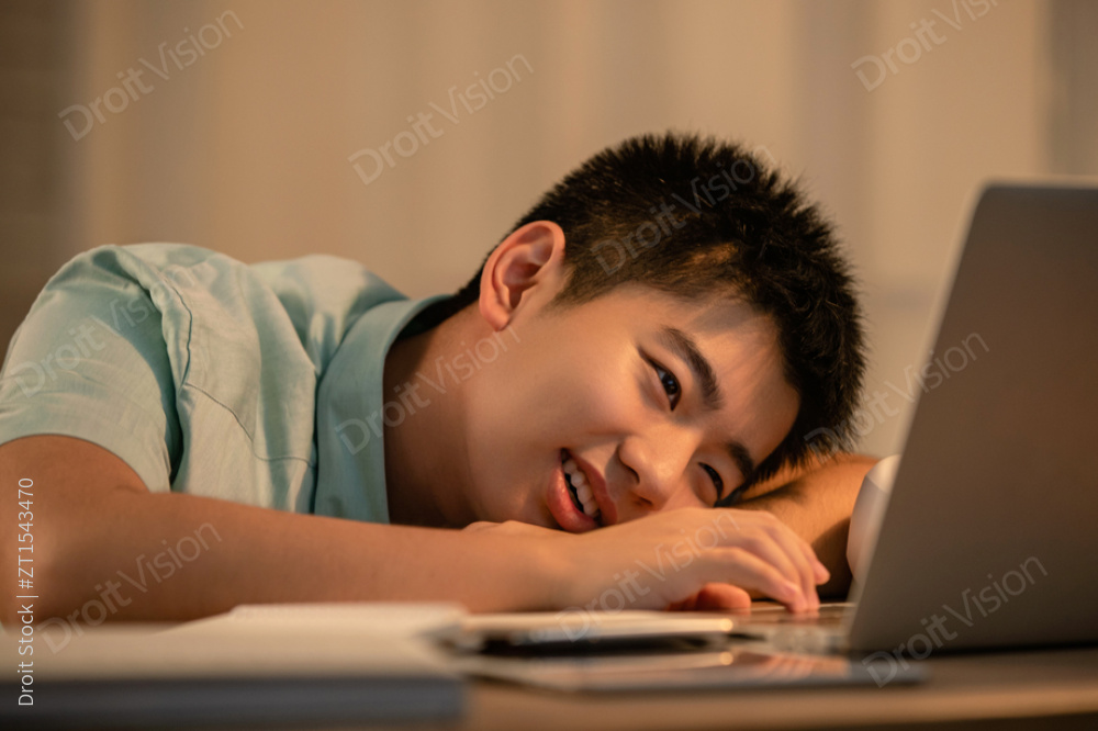 疲劳的学生图片