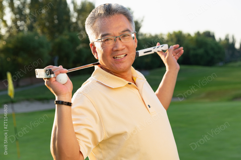 快乐的老年人扛着高尔夫球杆图片