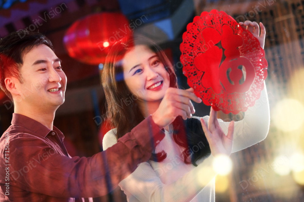 青年夫妇贴窗花图片