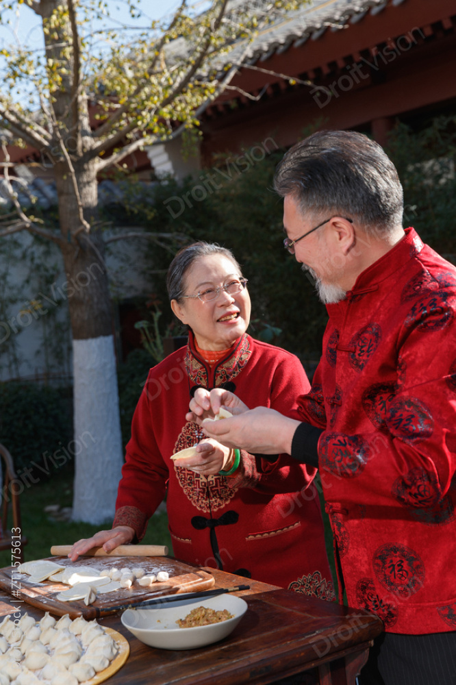 幸福的老年夫妇过年包饺子图片