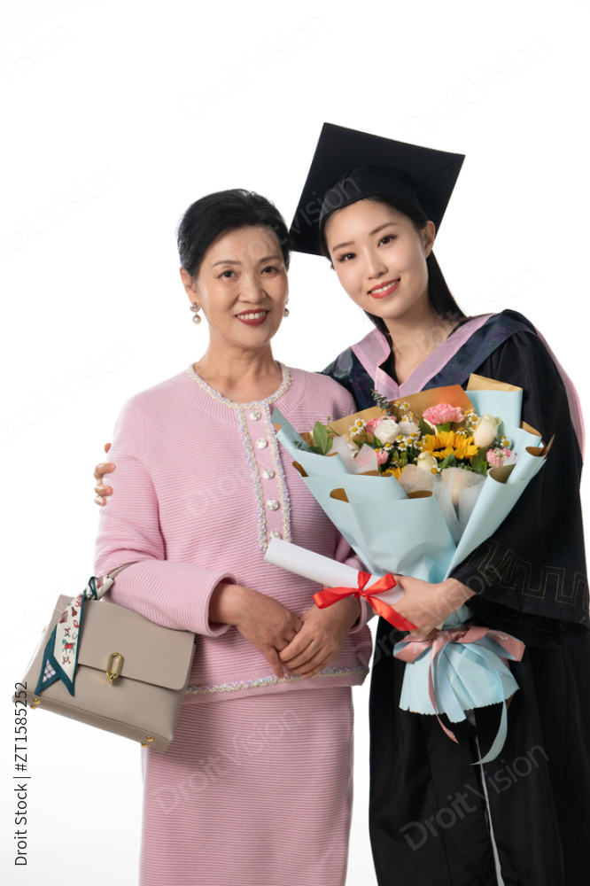 穿毕业礼服的女儿和母亲图片
