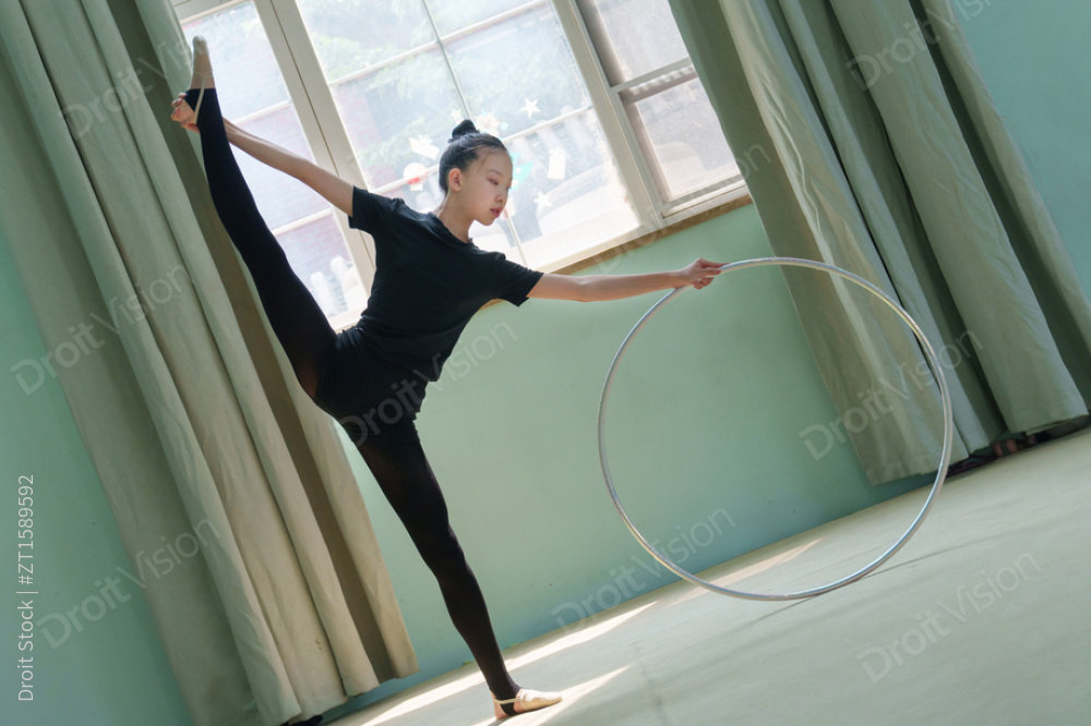 练功房内练功的女孩图片