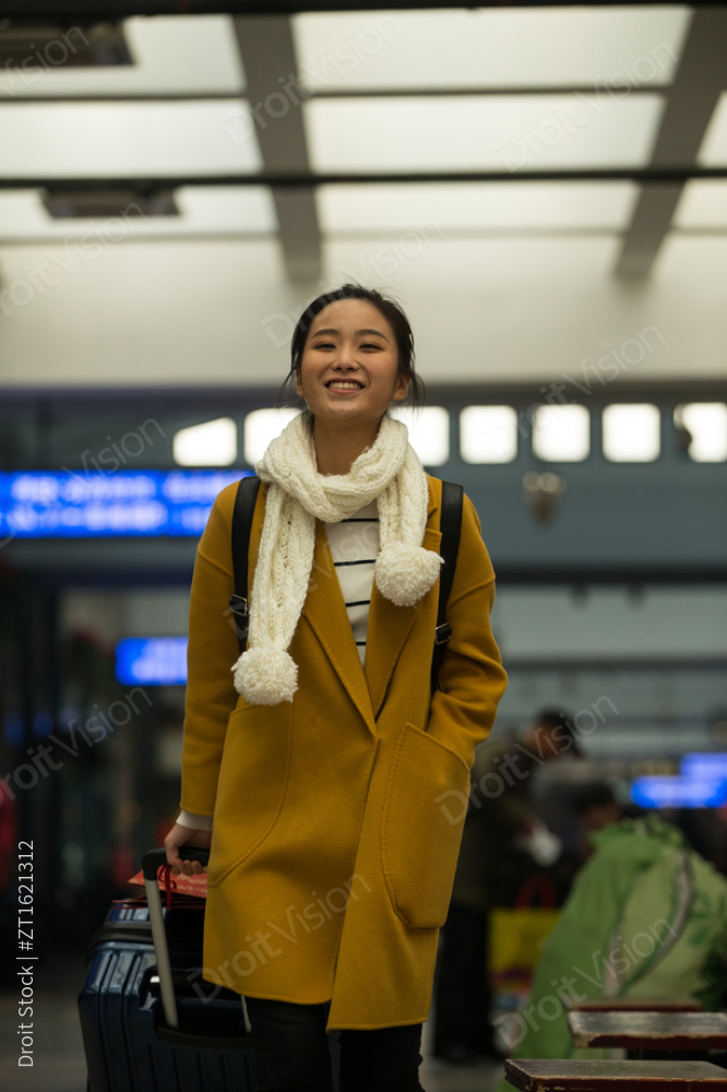 青年女人在火车站图片