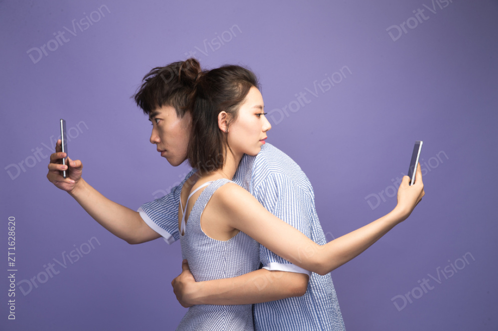 各自玩手机的青年情侣图片