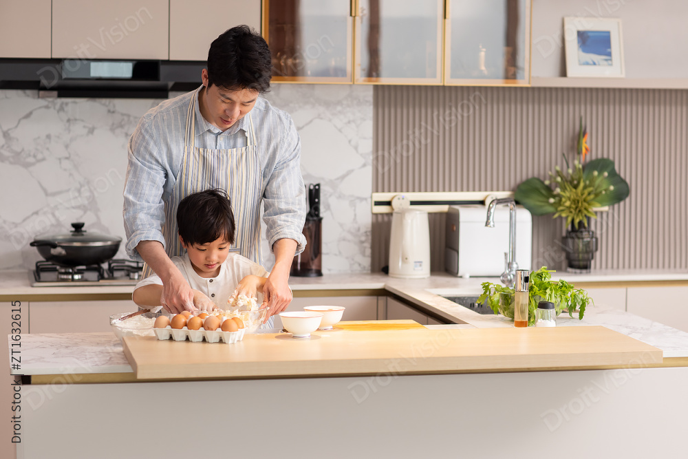 父子俩在厨房做饭图片