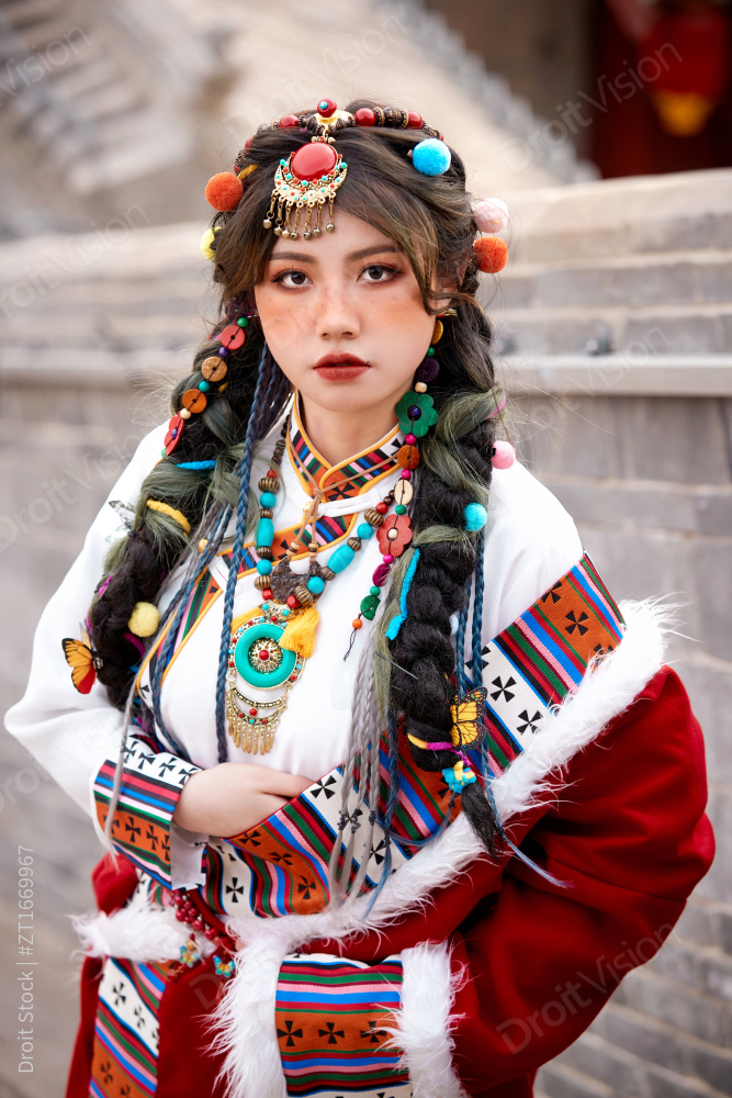 身穿藏族服饰在古城拍照的少女图片