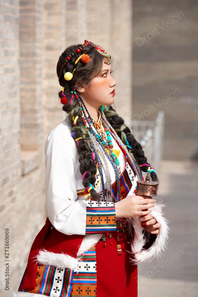 身穿藏族服饰在古城拍照的少女图片