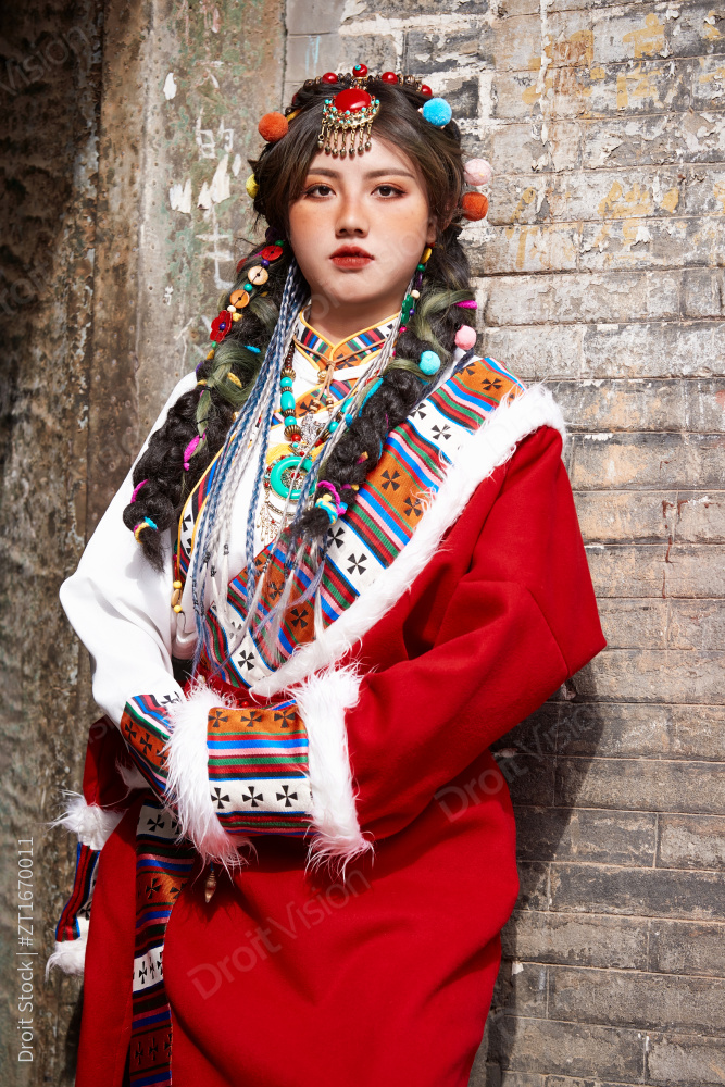 身穿藏族服饰在古城拍照的少女图片