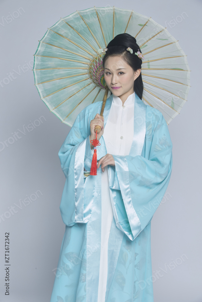 身穿古装的汉服女性人像汉服影棚拍摄图片