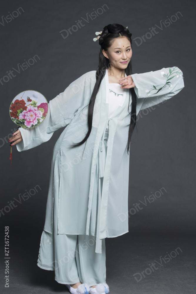 身穿古装的汉服女性人像汉服影棚拍摄图片