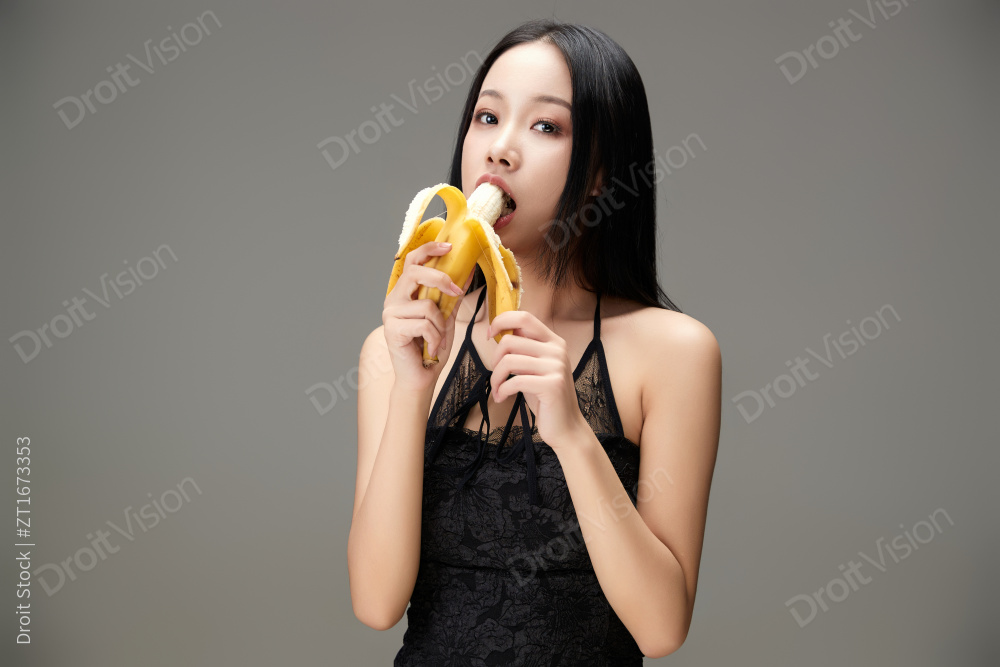 吃水果的亚洲东方长发少女图片