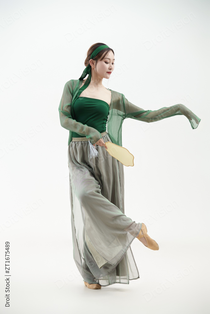 身穿青色古典舞蹈服装手拿蒲扇跳舞的少女图片