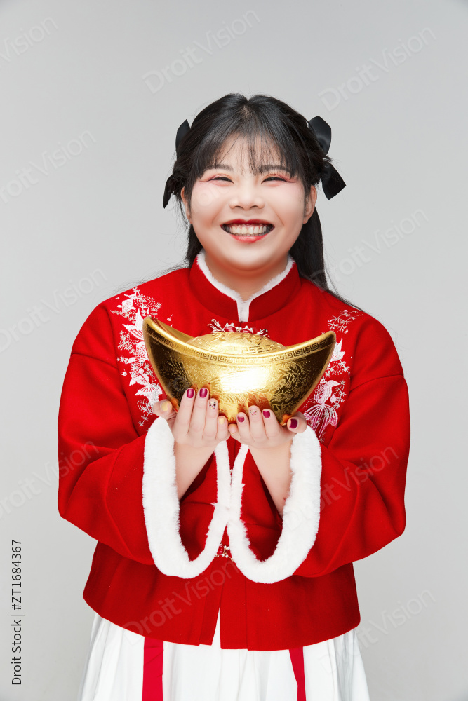 手捧金元宝身穿喜庆汉服的可爱少女图片