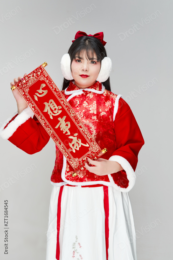 手持春联身穿喜庆汉服的可爱少女图片