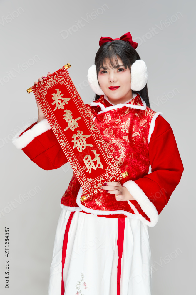 手持春联身穿喜庆汉服的可爱少女图片