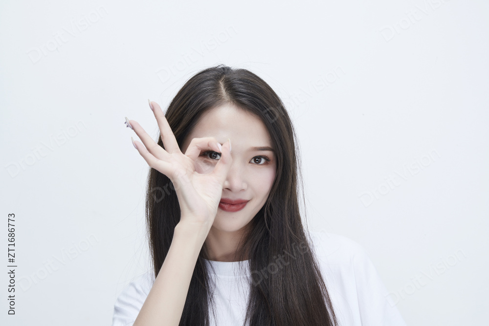 穿白色长T血衬展示各种表情的长发少女人像图片