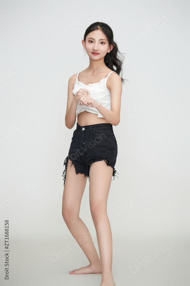 白色背景下的亚洲可爱少女图片