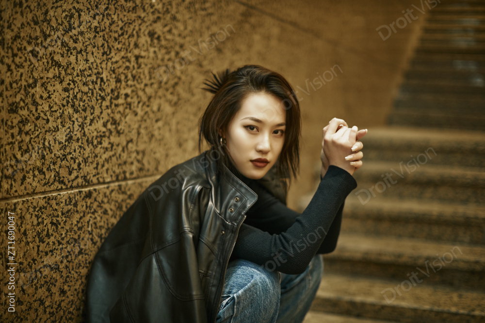 夜晚地下通道内停留的美丽少女图片