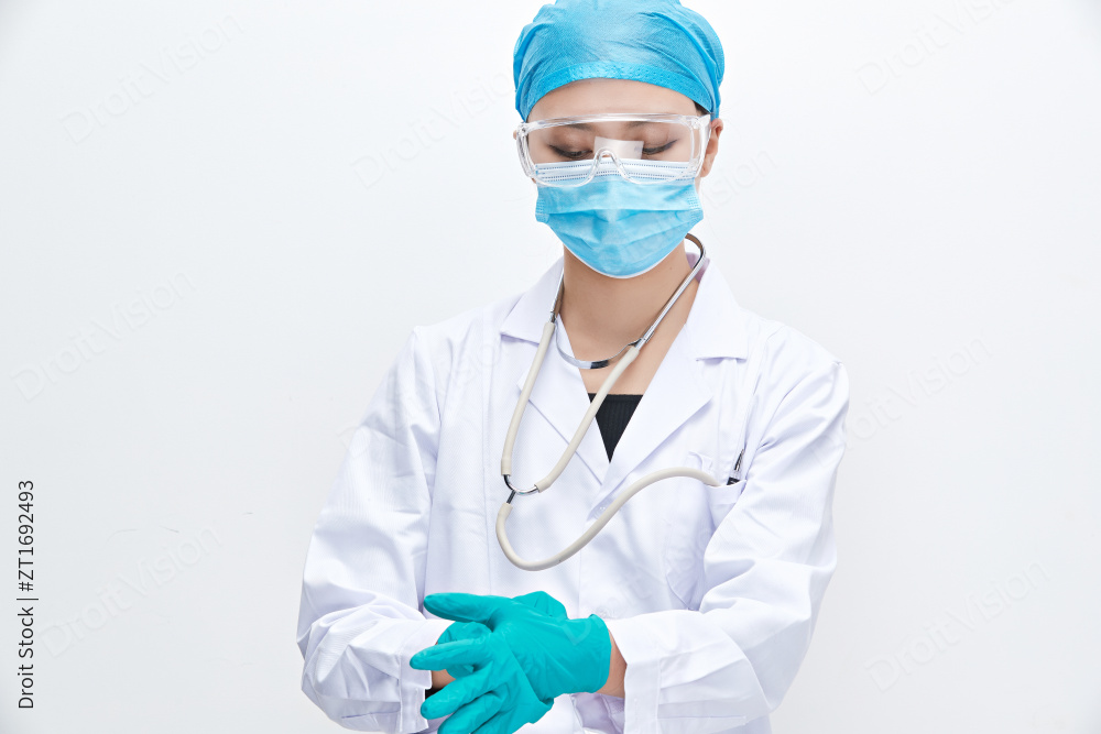 白色背景下的专业医疗人员形象图片