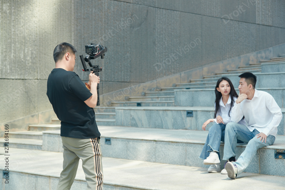 手持相机进行录制拍摄的摄像师图片