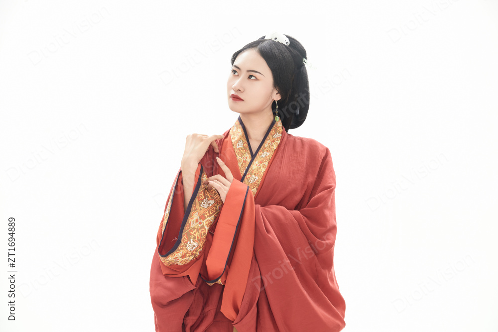 白色背景下穿着中国春秋战国时代服饰的少女图片
