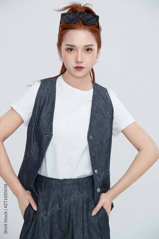 在摄影棚拍摄的青年时尚女性图片