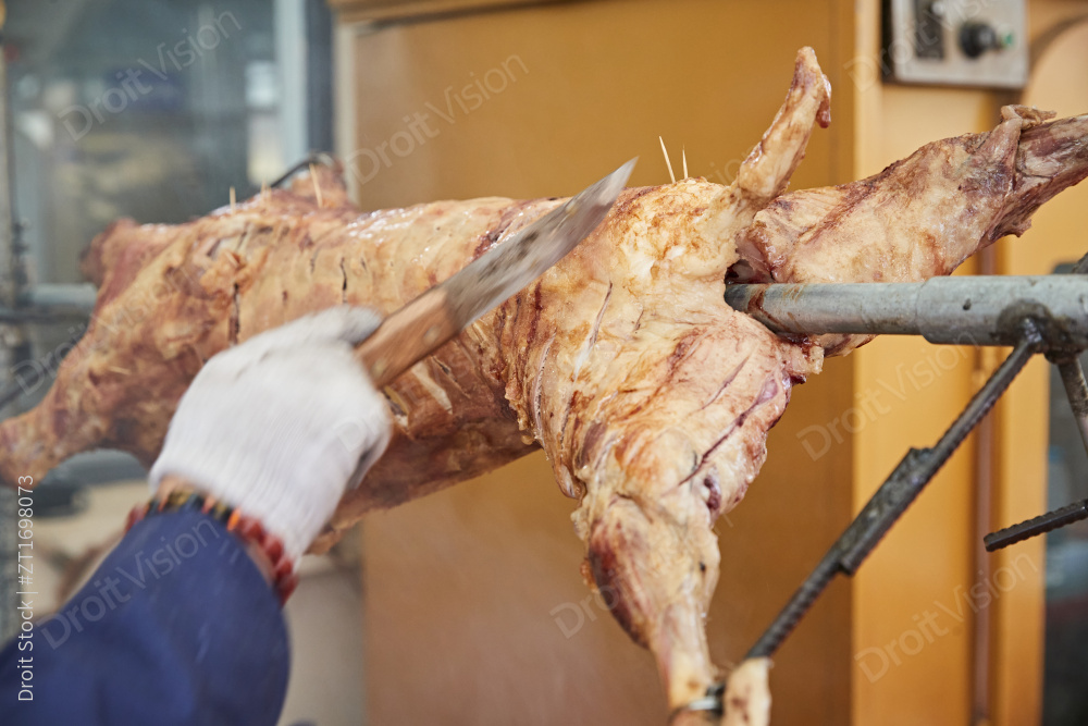 厨师在全神贯注的烤制全羊图片