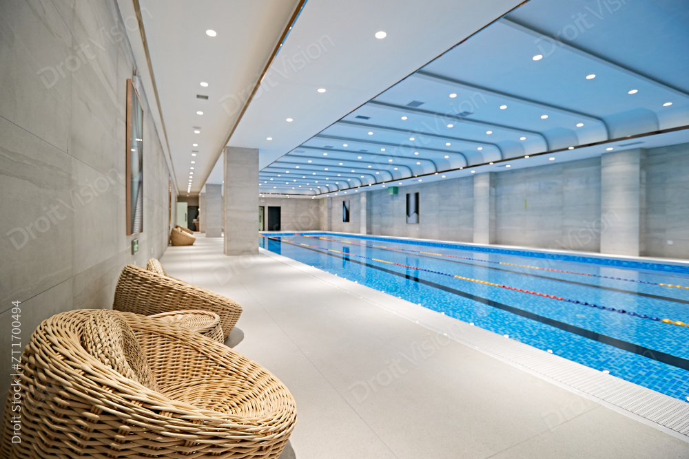 整洁明亮的室内游泳池图片