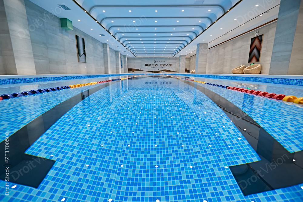 整洁明亮的室内游泳池图片