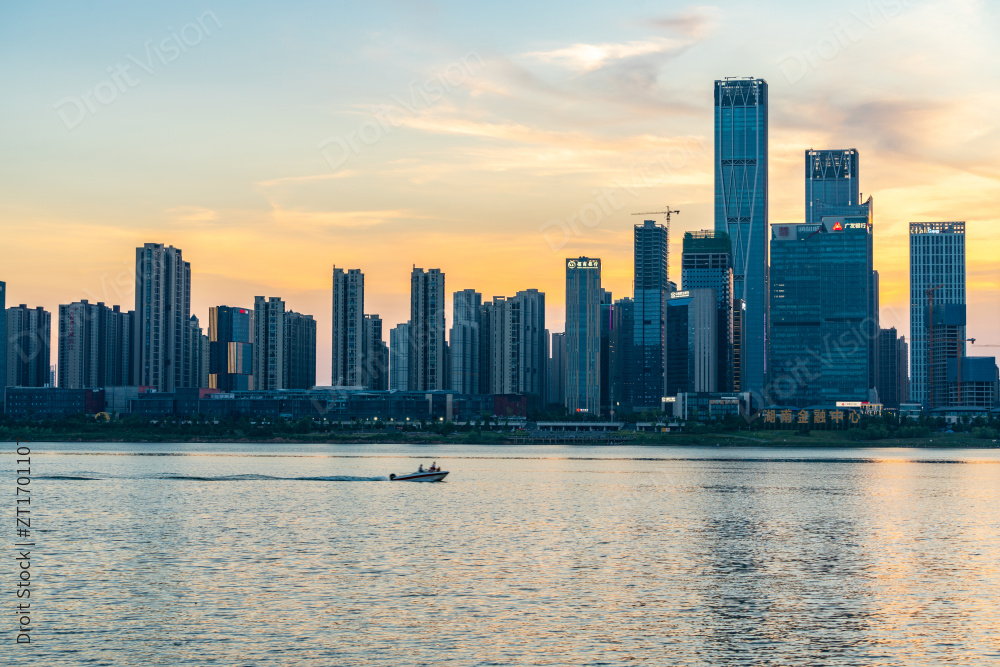 长沙湘江沿岸湖南金融中心建筑群夕阳风景图片