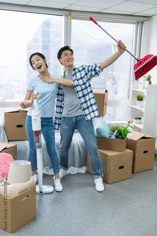 年轻情侣搬入新家图片