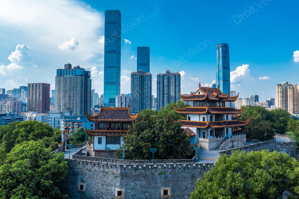 航拍长沙国金中心背景下的天心阁古城墙图片