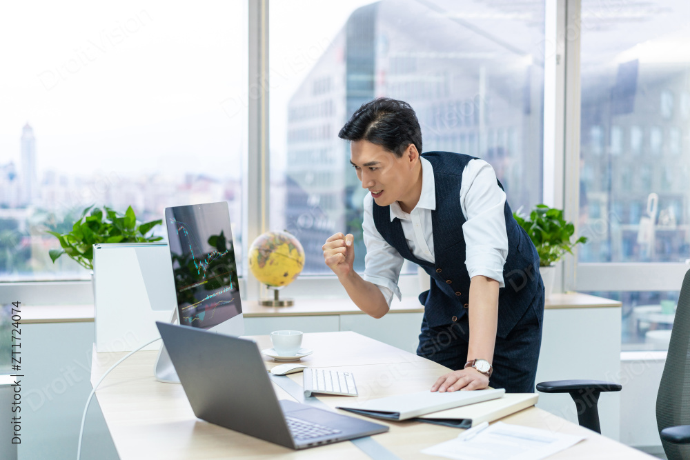 年轻商务男士办公图片