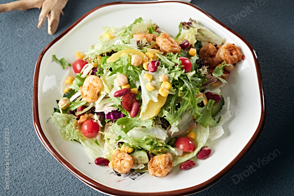 凯撒酱配生鲜蔬菜烤虾仁沙拉图片