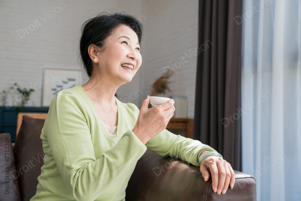 一个老年女人在喝茶图片