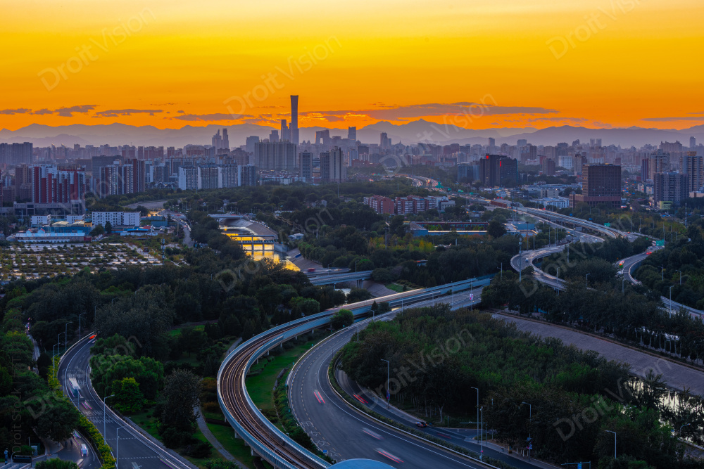 远眺夕阳下的国贸CBD中央商务区中国尊图片
