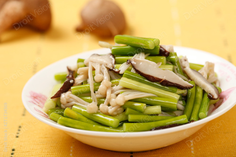 金针菇炒蒜薹图片