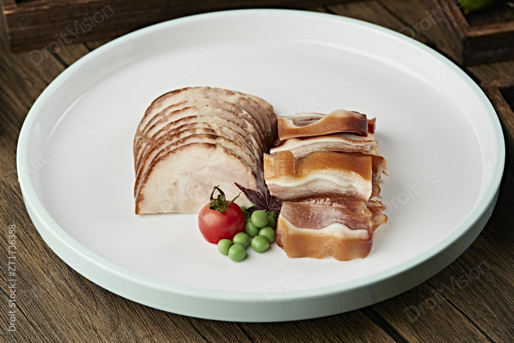 烟熏肘花切片配熏猪耳丝图片