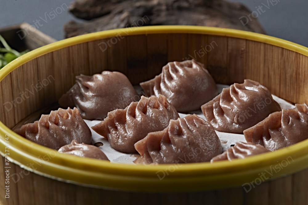 笼屉装的现蒸荞面素馅蒸饺图片