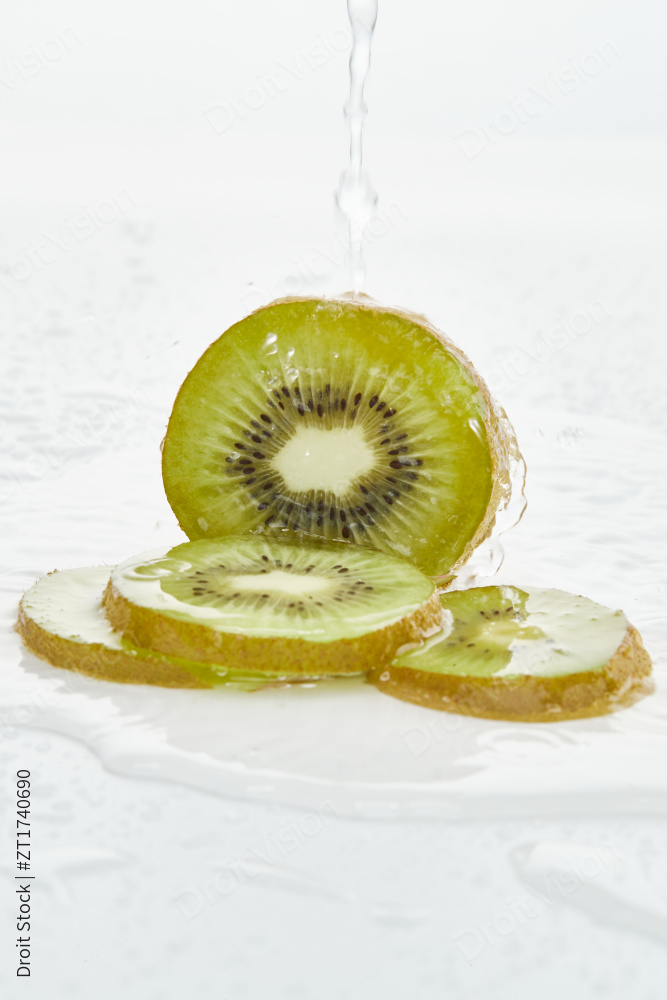 白色背景上摆放的水润猕猴桃切片图片