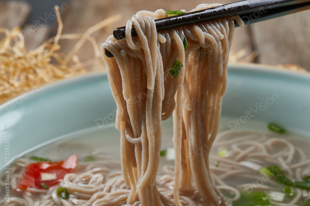 青瓷碗装的清汤荞麦面图片