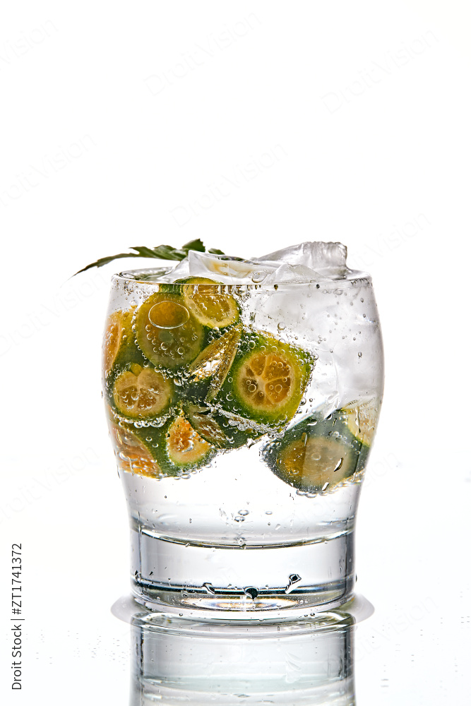 透明玻璃被装的满是冰块清凉解暑的碳酸饮料图片