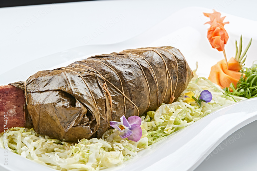 白色瓷盘装的飘香荷叶牛肋排图片